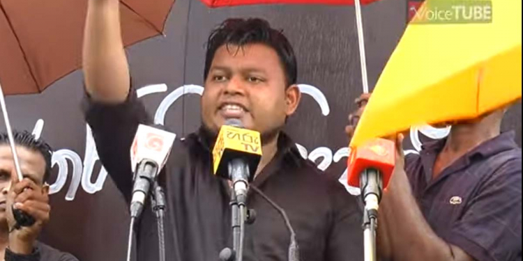 දවස් 167ක් හිරගෙදර ඉඳලත් වසන්තගේ හයිය එදා වගේමයි! එළියට ඇවිල්ලා දවස් 4ක් ඇතුළත සිසුන් එක්ක පාරට බැහැලා විනාඩි 28ක ඇඟ හිරිවැටෙන කතාවක් කරයි! ගෝඨා-මහින්ද-බැසිල් එළවපු හැටිත් කියයි! ආණ්ඩුවට අභියෝගයකුත් කරයි! VIDEO