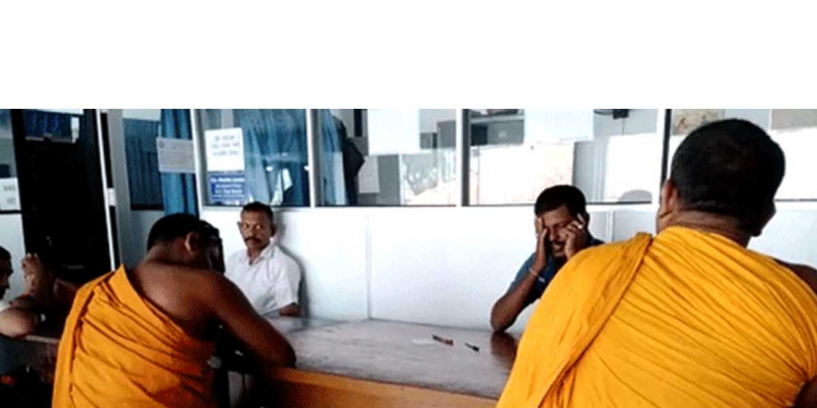 කටුනායක පොලිස් අත්අඩංගුවේ සිටි ‘බූරු මූනා’ බේරගෙන ගිය හිමිවරුන් දෙනම අල්ලයි! එක නමක් විහාරාධිපති පොත්තේවෙල ඉන්දසාර හිමි! අනෙක් නම දිවුල්වැවේ දීපානන්ද හිමි!