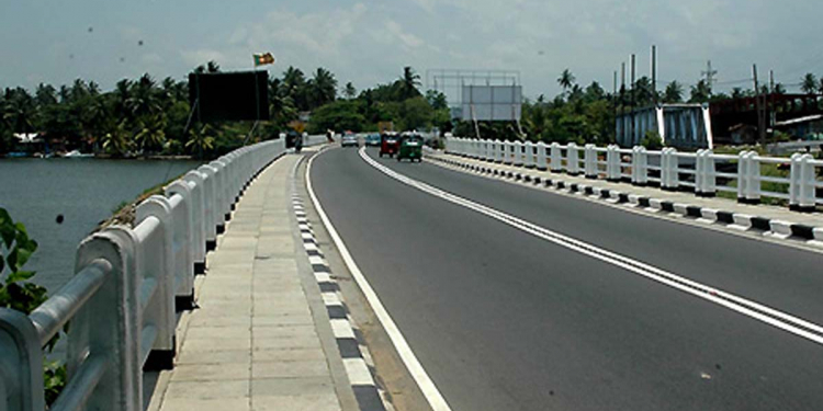 තාත්තා එක්ක රණ්ඩු වෙච්ච අම්මා දරු පැටව් දෙන්නව බෙන්තර පාලම උඩ තියා ගඟට පැනලා!