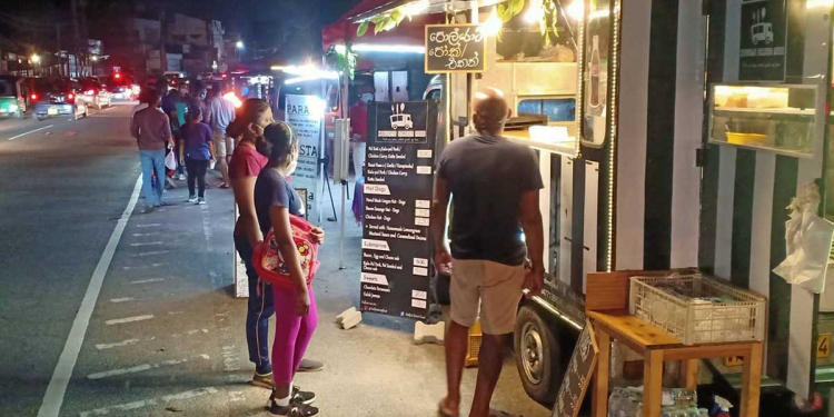 දෙස් විදෙස් සංචාරකයන්ගේ ආකර්ෂණයට පත්වූ කිඹුලාවල ස්ට්‍රීට් ෆුඩ් කඩවලට හිටිහැටියේ ඇමැති නියෝගයක් ආවේ ඇයි? ඇමැති කෙනෙක් ට්‍රැෆික් එකට අහුවුණාම එහෙම තීන්දු ගන්න පුලුවන්ද? VIDEO