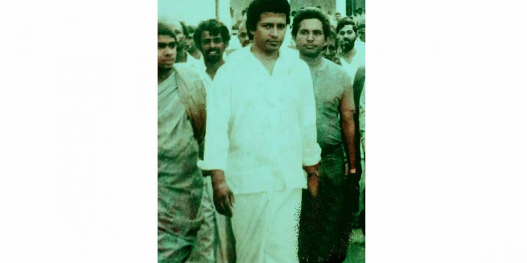 අවුරුදු 35කට කලින් අද වගේ දවසක තමයි විජයගේ ඔළුවට වෙඩි තියලා මරලා දැම්මේ! ඒ ලස්සන නළුවව එහෙම මැරුවේ ඇයි? VIDEO