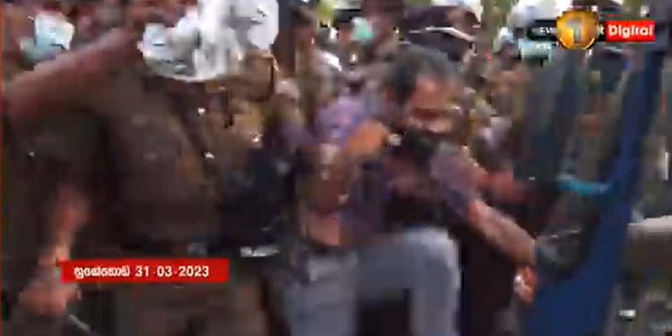 නිහඬ විරෝධතාවට මිරිහානට ආපු අය‌ට පොලිසිය එලව එලවා කරපු දේ වීඩියෝවලින් එළියට එයි! VIDEOS