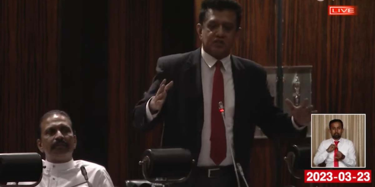 රනිල්ගේ කතාවට පොහොට්ටුවේ අය අත්පුඩි ගහනවා! එක්කෝ පොහොට්ටුවේ අයට දැනුමක් නෑ! නැත්නම් කොන්දක් නෑ! එහෙමත් නැත්නම් මේ දෙකම නෑ! මේක වසවිලිලැජ්ජාවක්! පොහොට්ටුවේම මහාචාර්ය මන්ත්‍රී චරිත හේරත් පොහොට්ටු මන්ත්‍රීවරුන්ගේ දැනුම ගැන කියපු කතාව! VIDEO