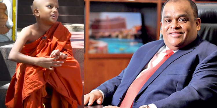 මහණ වෙන්න යනවා කිව්වාම එපා තමයි කිව්වේ! ඒත් මම ආවා! උදේ 9.30ට මහණ වුණේ! හොඳටම කඳුලු ආවා! නංගිලා මල්ලිලා මම බෑග් පැක් කරන කොට හොඳටම ඇඬුවා! මම ඉතින් ආවා! උඩුගම ශාන්තරතන පොඩි හාමුදුරුවනේ…! ඔබවහන්සේ දැන් හොඳින් පන්සලේ කම්පියුටර් ඉගෙන ගන්නවලු නේද හාමුදුරුවනේ…! සතුටුයි…! ඉඳලා හිටලා ගිහින් අර ඔබවහන්සේ එනකොට අඬපු නංගිලා මල්ලිලා බලලා එන්න…! VIDEO
