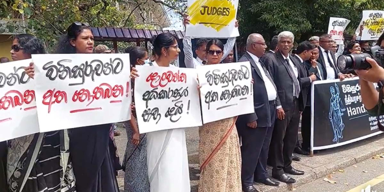 ‘දොලවත්ත අධිකරණය පාවා දෙයි! අධිකරණයට අත නොතබනු!’ නීතීඥවරු අලුත්කඩේ මහපාරට! VIDEO