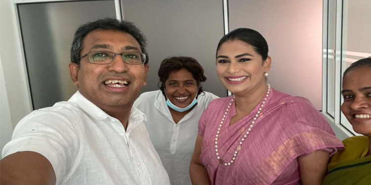ඉස්සර රනිලෝ කියපු හිරුණිකා දැන් බොහොම හෙමින් රනිලා කියන්නේ…! ආර්ථික ඔස්තාර් හර්ෂ ද සිල්වා වචන ගලපනවා IMF ගිය එක හොඳයිලු… මොනවා වුණත් රනිල් ගත්ත තීන්දුව හොඳයිලු…! අයියෝ මේ වෙනස් වෙන කට්ටිය දැන් ඉන්නේ පාර්ලිමේන්තුවේ! VIDEO