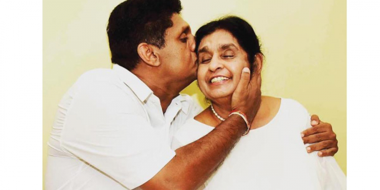 ජවිපෙ සජිත්ගේ මවට ගහපු මඩකට සජබෙන් උත්තර දෙයි! නිල වාහනය ගත්තද? නෑ! නිල නිවාසය ගත්තද? නෑ! බැකප් වාහනය ගත්තද? නෑ! සජිත්ගේ මවට මඩ ගහන්න ඉස්සෙල්ලා ජවිපෙ නිර්මාතෘ විජේවීරගෙ බිරිඳයි ළමයි 5 දෙනාටයි හරියට සලකලා ඉන්න! VIDEO