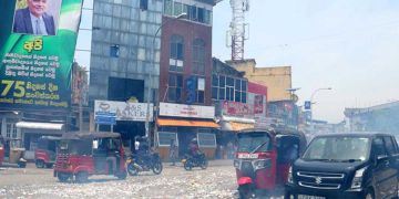 ලෝකෙට පරකාසේ ගෙදරට මරගාතේ… ණයට අරන් පාටි දාන – රතිඤ්ඤා පත්තු කරන අරුම පුදුම ගෙදරක කතාව…