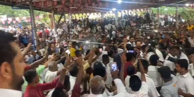 අගමැති සටන අරඹමින් මොනරාගල අද තිබ්බ රැස්වීමේදී මහින්ද ජනතාව මැද්දෙන් ආපු හැටි! VIDEO