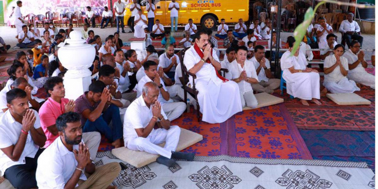 වෙනදා හිටපු මැතිඇමැතිවරු පරිවාර සේනාව කවුරුත් නෑ! මහින්ද පවුලේ අයත් සමග පෝ දා බණ අහයි!