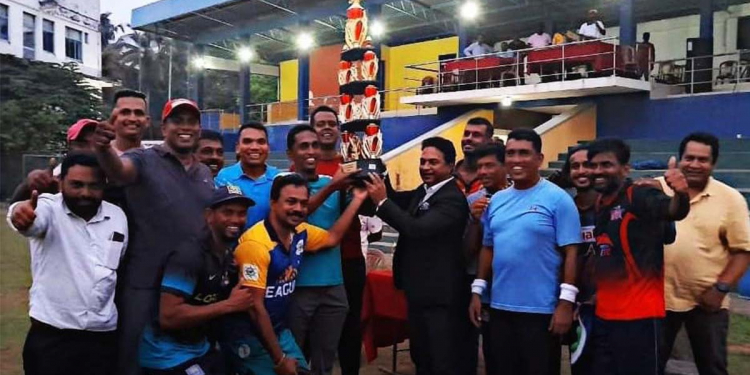 පොහොට්ටුවේ මන්ත්රීවරු ගහපු මැච් එකෙන් නාමල්ගේ කණ්ඩායම දිනයි! නාමල් සාගරගේ අතින් කප් එක ගනී! PHOTO