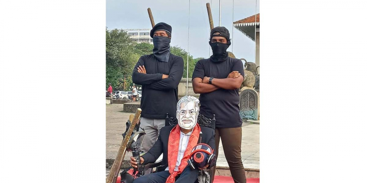 කුරුදු පොලු-රසායනික අවි-කඳුලු ගෑස් ගැහිල්ලට එරෙහිව නිදහස් චතුරශ්‍රයේ තිබ්බ අමුතු විරෝධය! VIDEO