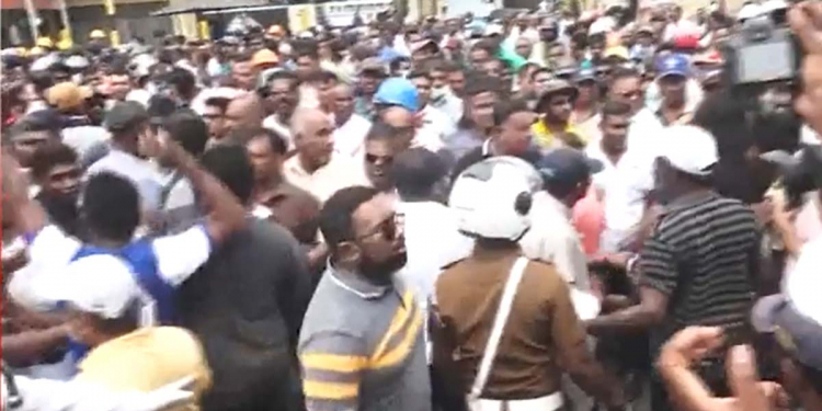 වරාය සේවකයෝ වැඩ නවත්වා ‌කොටුවම වහගෙන පාරට බැස්ස හැටි! VIDEO