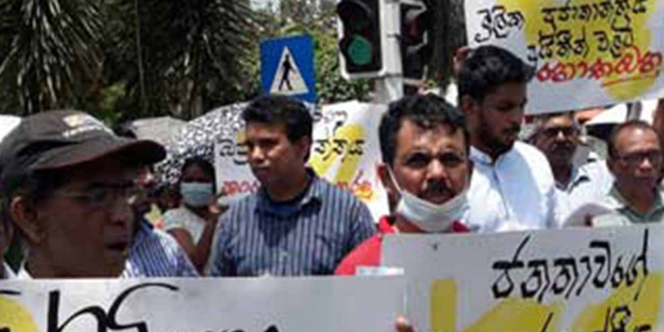 ඊයෙ රෑ කැලණි සරසවි සිසුන් බැස්සා! අද ආචාර්යවරු බැහැලා!