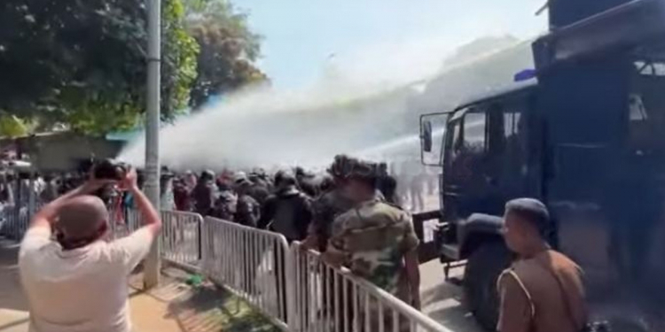 අද පොලිසියේ කඳුළු ගෑස් ප්‍රහාරවලට පාසල් දරුවන් හා මවුපියන් මැදිවූ දර්ශන! (VIDEO)