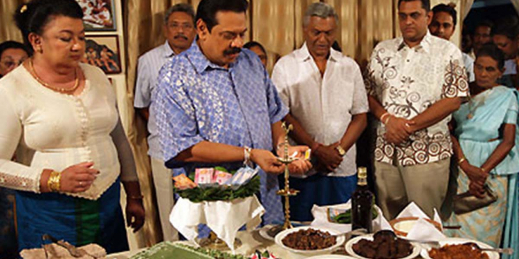 සීසීකඩ වෙලා හිටපු රාජපක්ෂ පවුල යළි එකතු කළ රාජපක්ෂ නංගියි මස්සිනායි! පළමු ඩිනර් එකට මහින්දයි-ශිරන්තියි-නාමලුයි නෑ! දෙවැනි එකට ගෝඨා නෑ! මහින්දට අගමැති වෙන්න ලැබුණු ජ්යොතිෂ උපදෙස ගැනත් කතාබහක්!