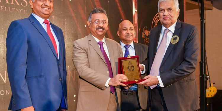නීතීඥ දිවියට වසර 50යි! අගවිනිසුරු අතින් රනිල්ට ‘අභිනන්දන සම්මානය’! PHOTOS