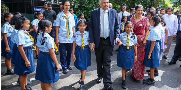 රනිල් සංඝමිත්තා බාළිකාවට ගිහින් සිසු දරුවන්ට නොමිලේ පෙළ පොත් හා නිල ඇඳුම් බෙදා දෙයි! පාසල් අත්‍යවශ්‍ය සේවා කරයිද? PHOTOS