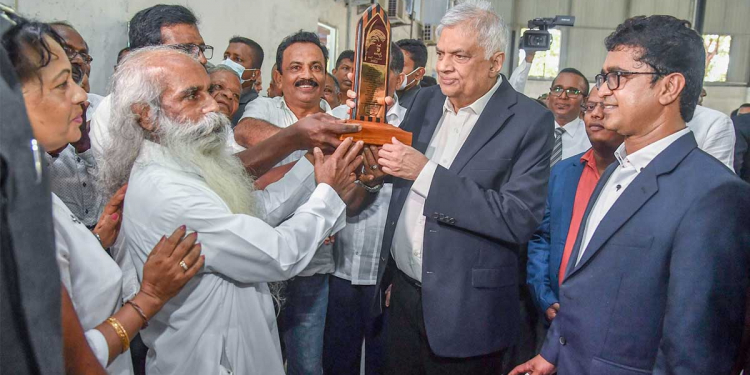 ගොවීන්ට කළ මෙහෙවර අගයමින් පොලොන්නරු ගොවීන් රනිල්ට උපහාර පුදයි!