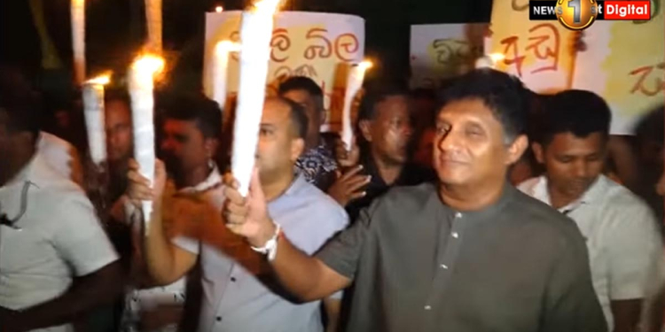 ජීවන වියදමට එරෙහිව සජිතුත් මහ රෑ පන්දම් අරගෙන පාරට බහී! VIDEO