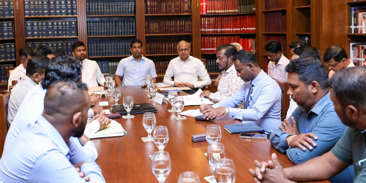 ජීවත් වෙන්න අමාරුයි කියලා අපි දන්නවා! ඒත් උද්ඝෝෂණ කරලා රට අස්ථාවර කරන්න එපා! ජනාධිපති ජ්යෙෂ්ඨ උපදේශක සාගල වෘත්තීය සමිති නායකයන් හමුවී ඉල්ලයි! VIDEO