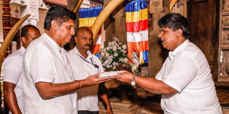 විපක්ෂනායක දළදා වැඳපුදා ගනී! PHOTOS