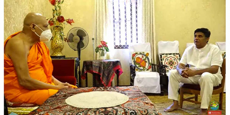 සජිත් මහනුවරට ගොස් මල්වතු-අස්ගිරි මහනාහිමිපාණන් වහන්සේලා බැහැදකී! ආණ්ඩුවේ ඡන්ද කල්දැමීමේ උත්සාහය ගැන මහනාහිමිවරුන් දැනුවත් කරයි! VIDEO