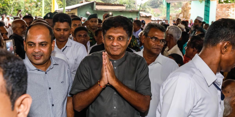 එදා IMF එක ජනසවිය කපන්න කිව්වේ නෑ! සිසුන්ගේ දිවා ආහාරය කපන්න කිව්වේ නෑ! නිල ඇඳුම් කපන්න කිව්වේ නෑ! IMF   එකත් එක්ක ගනුදෙනු කරන විදිහක් තියෙනවා! එහෙම ‌නොවීමෙන් වෙලා තියෙන විනාශය පේනවනේ! සජිත් කොහිලවත්තට කොලොන්නාවට! VIDEO & PHOTOS