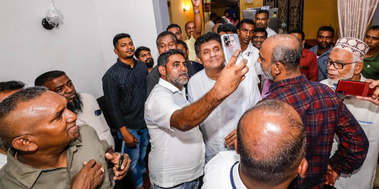 ආණ්ඩුව ඡන්දයට බය හේතු සජිත් ග්‍රෑන්ඩ්පාස්වලදී එකින් එක හෙළිදරව් කරයි! සජබය ඡන්දෙට බය නැති හේතුත් එකින් එක පෙන්වා දෙයි! එදා රාජපක්ෂලාට එරෙහිව පාද යාත්‍රා ගිය රනිල් අද එජාපය බිංදුවටම වට්ටා ජාතික ලයිස්තුවෙන් පිනට ඇවිත් රාජපක්ෂලාගේ රැකවලා වෙලා! VIDEO & PHOTOS