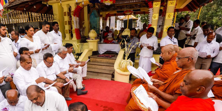 ජනතාව පීඩාවට පත් කරන පාලකයන්ගෙන් රට මුදාගෙන ජනතා ගැටලුවලට උත්තර සැපයිය හැකි නායකත්වයක් රට තුළ බිහිවේවා!!! සජිත් ඇතුලු සජබය මහනුවර නාථ දේවාලයේ සත්‍යග්‍රහයක! VIDEO & PHOTOS