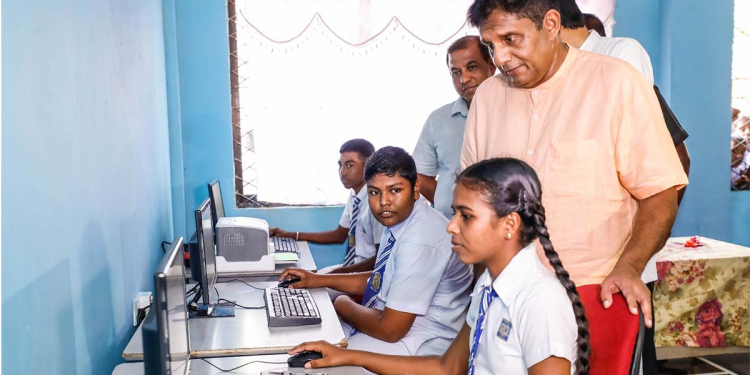 ලුණුගම්වෙහෙර බෙරලිහෙල ඉස්කෝලේ දරුවන් ඊයේ ප්රීතියෙන් පිනාගියේ ඇයි? අපේ ඉස්කෝලේට කොම්පියුටර් 5ක් විපක්ෂනායකතුමා අරගෙන ආවා! අපේ දරුවන්ට මේ කාලේ විශාල උදව්වක්! ගුරුවරියන් එහෙම කියද්දි විපක්ෂනායක කිව්වේ මොකද්ද? VIDEO & PHOTOS