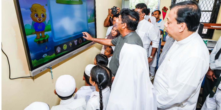 මේ වැඩසටහන්වලට විහිලු කරන අයට.. හිනාවෙන අයට.. උපහාසයට ලක්කරන අයට මම කියන්නේ මිනිස්සුන්ට හුස්ම දෙන එක නවත්වන්නෙත් නෑ… මේ රටේ දරුවන්ට ‘සක්වලින්’ තාක්ෂණය දෙන එක මම නවත්වන්නෙත් නෑ…! වීරවිල තාසිම් මුස්ලිම් කණිෂ්ඨ විද්‍යාලයට ගිහින් විපක්ෂනායක සජිත් කියයි! VIDEO & PHOTOS