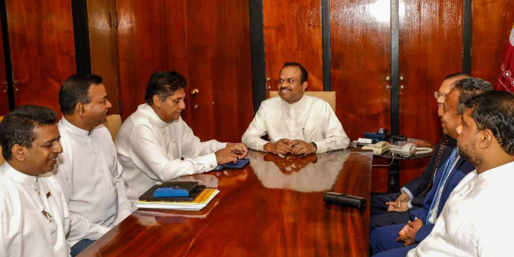 මේ හදන්නේ ව්‍යවස්ථාදායකයයි විධායකයයි අතර අනවශ්‍ය ගැටුමක් ඇති කරන්න! ආණ්ඩුව ගෙනා වරප්‍රසාද ප්‍රශ්නය නොසලකා හරින්න! විපක්ෂයේ නායකයන් එක්ක නියෝජ්‍ය කතානායකවරයාගේ කාමරයට ගිය සජිත් ඉල්ලීමක් කරයි! VIDEO & PHOTOS