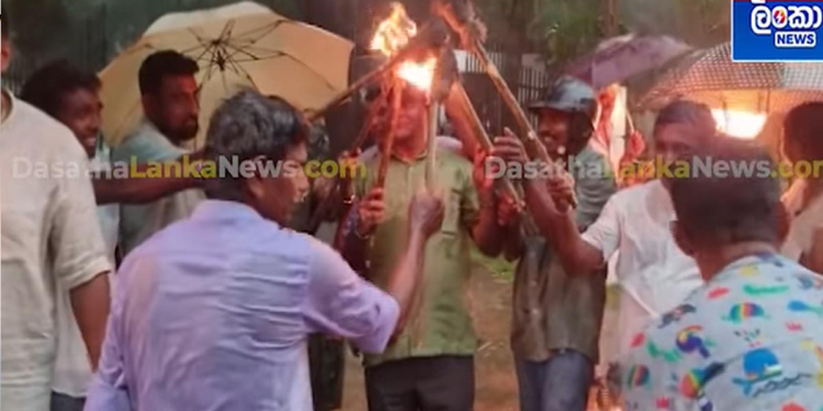 ආණ්ඩු විරෝධය නවත්වන්න මහවැස්සටත් බැරිවෙයි! සජබය පන්දම් පොලොන්නරුවට අරන් යයි! VIDEO
