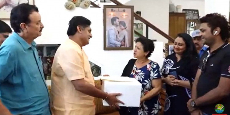 කලාකරුවෙක් අසරණ වුණාම පක්ෂ පාට අමතක කරලා ඉස්සරහට වරෙල්ලා! අපේ ජනප්රිය නිළිය සුසන්තා වෙනුවෙන් විපක්ෂනායක ඉදිරිපත් වෙයි! VIDEO