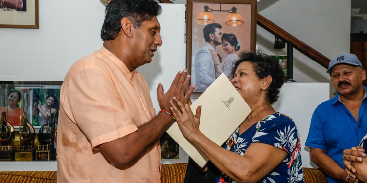 කව්රුත් ආදරය කරන නිළිය සුසන්තා චන්ද්රමාලිගේ ගෙදරට සජිත් බෙහෙත් අරන් ගිය කතාවේ කවුරුත් නොදත් රහස් කතාව එළියට එයි! VIDEO