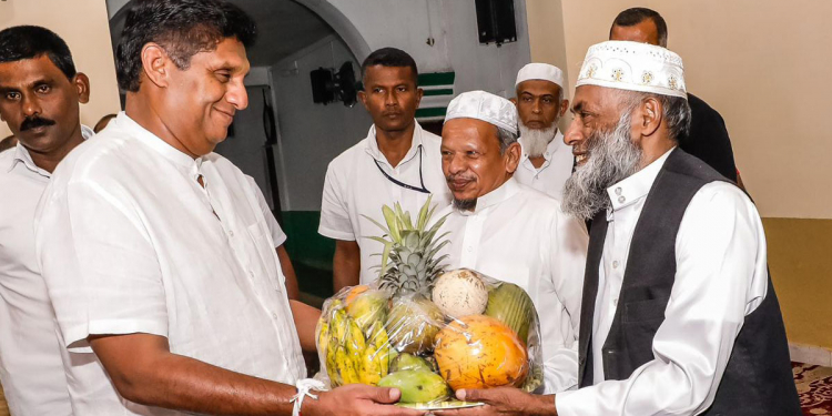 මීරාක්කම් මුස්ලිම් පල්ලියට ගිය සජිත්! (PHOTOS)