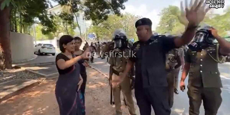 පොඩි ළමයින්ගෙ වෑන්වලට කඳුළු ගෑස් ගහන්න ඔයාලට ලැජ්ජ නැද්ද? (VIDEO)