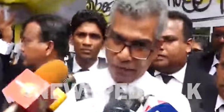 මේක ගැලවෙන දතක් වගේ ආණ්ඩුවක්! විනිසුරුවන් වරප්රසාද කමිටුවට ගේන්න මේ අයට අයිතියක් නෑ! හඬ දොලවත්තගේ වුණාට අත වෙන කෙනකුගේ! නීතිඥවරු සටනට ලෑස්ති වෙයි! (VIDEO)