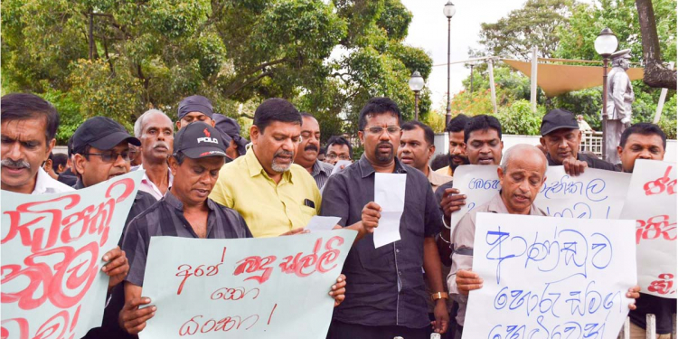 පීඩනයට පත් ජනතාව පාරට බහිද්දී ආණ්ඩුව කඳුළු ගෑස් ගහනවා! මේවා කඳුළු ගෑස් නෙමෙයි ජීව උණ්ඩ! LTTE එකවත් පාවිච්චි කළේ නැති ඒවා! හිට්ලර්ගේ නාසි ආණ්ඩුව තමයි මේවා ගැහුවේ! හෙලිකොප්ටරේ වසන්ත යාපා මහනුවරින් පාරට බහී! VIDEO
