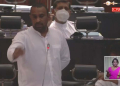 සුනාමියෙන්- කොරෝනාවෙන් -ඇන්ටිජන්වලින්-පොහොරවලින්-සීනිවලින්-සුදුලූණුවලින්-පොල්තෙල්වලින් හොරා කෑවා! පොහොට්ටුවේ ඔක්කොම මේ හොරාකෑමට වගකියන්න ඕන! චමින්ද විජේසිරි පොහොට්ටු ආණ්ඩුවේ හොරකම් ගැන කියද්දී පොහොට්ටු මන්ත්‍රීවරු මහබැංකුව කොල්ලකාපු එක මතක් කරයි! කව්ද කළේ.. කව්ද කළේ.. කොන්ද කෙළින් තියන් කියනවා මනුස්සයෝ රනිල් කළේ කියලා! අද ලැජ්ජ නැතිව රනිල්ව වර්ණනා කරනවා! ‌චමින්ද පොහොට්ටුවට කට උත්තර නැති කරයි! VIDEO