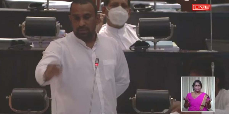 සුනාමියෙන්- කොරෝනාවෙන් -ඇන්ටිජන්වලින්-පොහොරවලින්-සීනිවලින්-සුදුලූණුවලින්-පොල්තෙල්වලින් හොරා කෑවා! පොහොට්ටුවේ ඔක්කොම මේ හොරාකෑමට වගකියන්න ඕන! චමින්ද විජේසිරි පොහොට්ටු ආණ්ඩුවේ හොරකම් ගැන කියද්දී පොහොට්ටු මන්ත්‍රීවරු මහබැංකුව කොල්ලකාපු එක මතක් කරයි! කව්ද කළේ.. කව්ද කළේ.. කොන්ද කෙළින් තියන් කියනවා මනුස්සයෝ රනිල් කළේ කියලා! අද ලැජ්ජ නැතිව රනිල්ව වර්ණනා කරනවා! ‌චමින්ද පොහොට්ටුවට කට උත්තර නැති කරයි! VIDEO