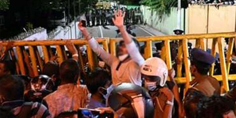 ගෝඨා පැන්නූ මහ සටන ආරම්භ කර වසරයි! අරගලකරුවෝ අදත් මිරිහානට යයි! පොලිසියෙන් 1500ක් හමුදාවෙන් 3000ක් මිරිහානට එයි!
