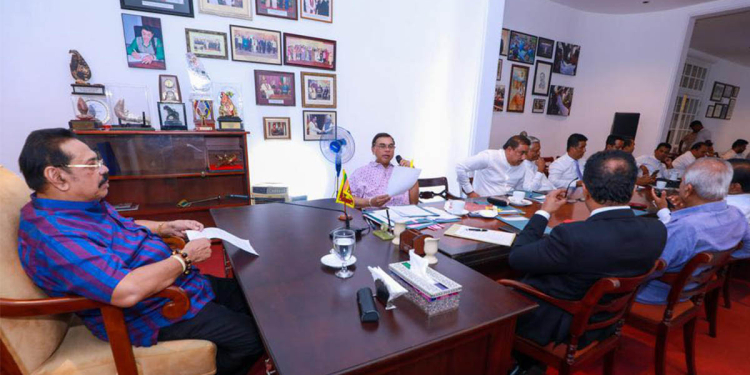 මහින්දගේ ගෙදර කරපු පොහොට්ටු සාකච්ඡාවේ ෆොටෝ එළියට එයි! මේ රැස්වීම ගැන තොරතුරු ගිය සතියෙ අපි ‘රාජ්ය රහස්’ තීරයෙන් කලින්ම කිව්වා! PHOTOS