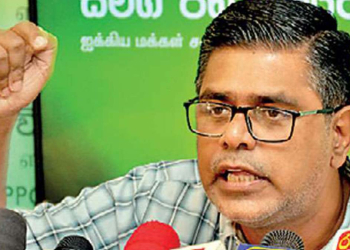 මුල් DNA වාර්තා දෙකේම නැති දෙයක් තුන්වන DNA වාර්තාවෙන් ආවේ කොහොමද? කව්ද මෙහෙම තීන්දුවක් ගත්තේ? සාරා මැරුණා කියලා මේක යටගහන්න හදන අදෘශ්‍යමාන හස්තය කාගේද? සහරාන්ගේ බිරිය හාදියාගේ කටඋත්තරයේ තියෙනවා සාරා ඉන්නවා කියලා! පොලිස් මාධ්‍ය ඒකකය මොකද්ද මේ කරන විහිළුව! මුජිබර් හදිසි මාධ්‍ය හමුවක් පවත්වා සාරා ගැන කතාකරයි! VIDEO