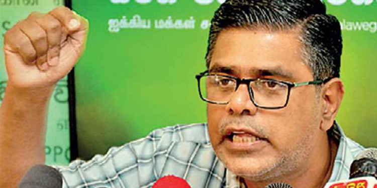 මුල් DNA වාර්තා දෙකේම නැති දෙයක් තුන්වන DNA වාර්තාවෙන් ආවේ කොහොමද? කව්ද මෙහෙම තීන්දුවක් ගත්තේ? සාරා මැරුණා කියලා මේක යටගහන්න හදන අදෘශ්‍යමාන හස්තය කාගේද? සහරාන්ගේ බිරිය හාදියාගේ කටඋත්තරයේ තියෙනවා සාරා ඉන්නවා කියලා! පොලිස් මාධ්‍ය ඒකකය මොකද්ද මේ කරන විහිළුව! මුජිබර් හදිසි මාධ්‍ය හමුවක් පවත්වා සාරා ගැන කතාකරයි! VIDEO