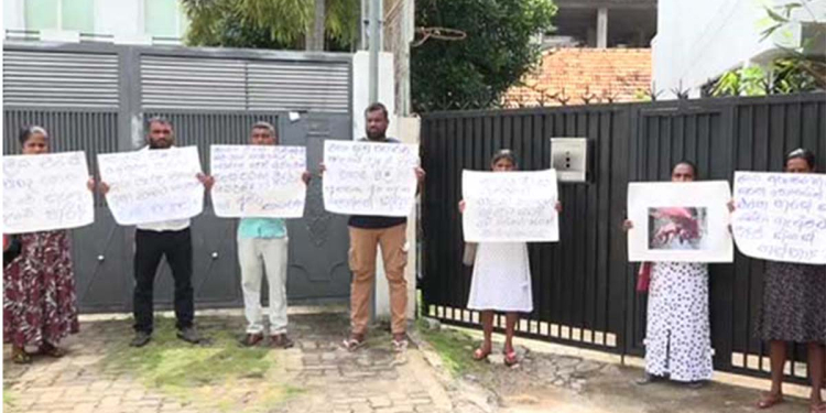 ජනාධිපති නීතීඥ සාලිය පීරිස්ගේ ගෙදර ඉදිරිපිට කට්ටියක් බෝඩ් උස්සයි!