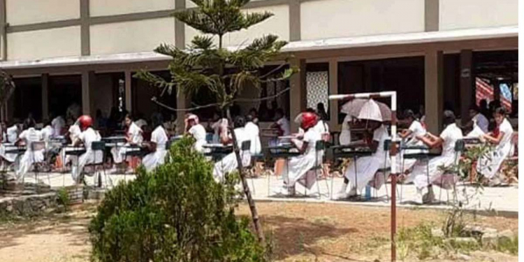 ප්රින්සිපල්ගෙයි ගුරුවරුන්ගෙයි ගැටුම ළමයි පිටින් යයි! ගිනිගහන අව්වේ ඉඳගෙන විභාගය ලියන්න සිද්ධ වෙයි! සමහර දරුවන් විභාගේ ලිව්වේ හෙල්මට් දාගෙන!