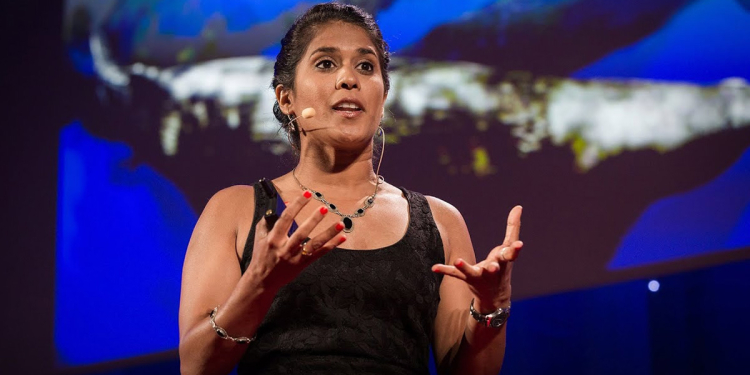 දේශනයකට කැනඩාවට ගිය‌ ලෝ ප්‍රකට ලංකාවේ විද්‍යාඥවරියට ආරක්ෂක නිලධාරිනියක් කැත වැඩක් කරලා! විද්‍යාඥවරිය පිටිපස්සෙ තිබ්බ බෝඩ් එක පෙන්වලා කට්ටියවම හොල්මන් කරයි!
