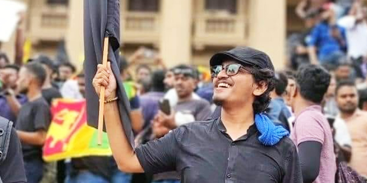 ගෝඨා පන්නපු අරගලයේ සිටි ඉදිරිපෙළ තරුණ ක්‍රියාකාරිකයකු හදිසියේම ජීවිතයෙන් සමුගනී! මැරෙන්න පෙර තැබූ අන්තිම ෆේස්බුක් සටහන මෙන්න!